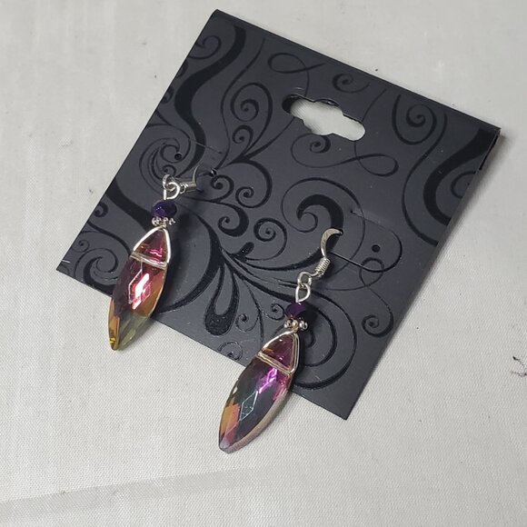 Inter-American set features three pairs of elegant dangle earrings - Picture 4 of 9